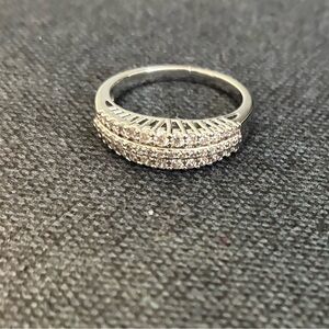 Gorgeous Women’s faux wedding ring. Approx size 8. Almost new! Faux diamonds